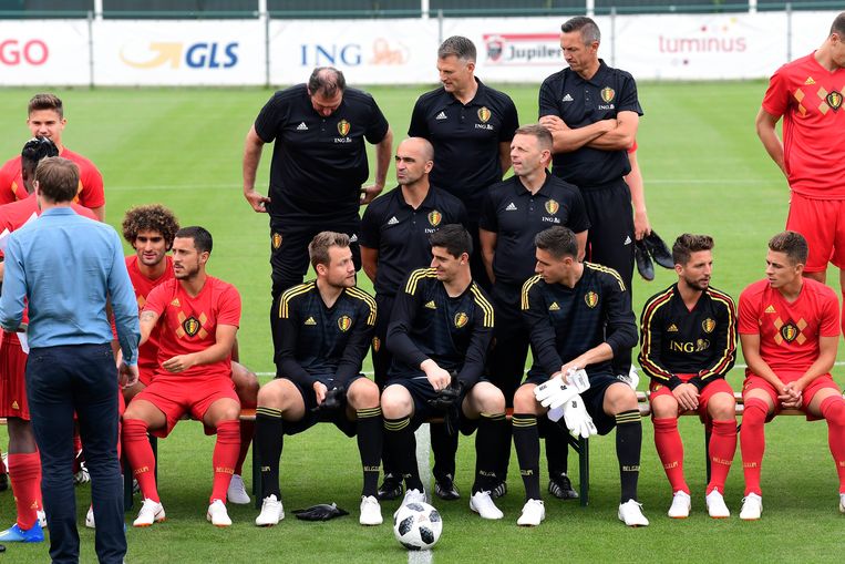 Doelman Courtois (m.) in gesprek met collega Mignolet, net voor het officiële groepsportret van de Rode Duivels. Beeld Photo News