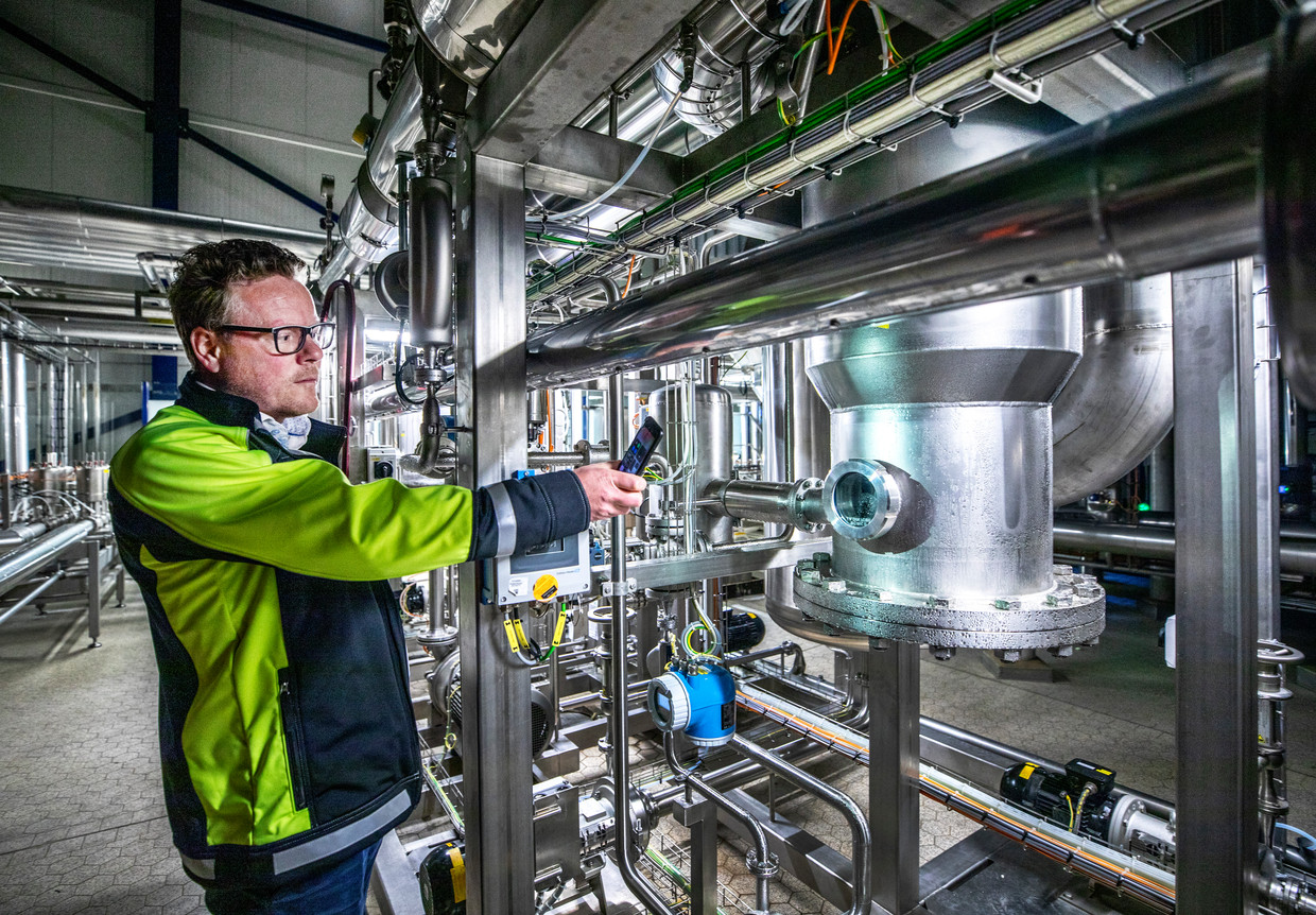 Meesterbrouwer Wietse van den Bogaard laat de plek zien waar de alcohol uit het bier wordt gehaald.  Beeld Raymond Rutting / de Volkskrant