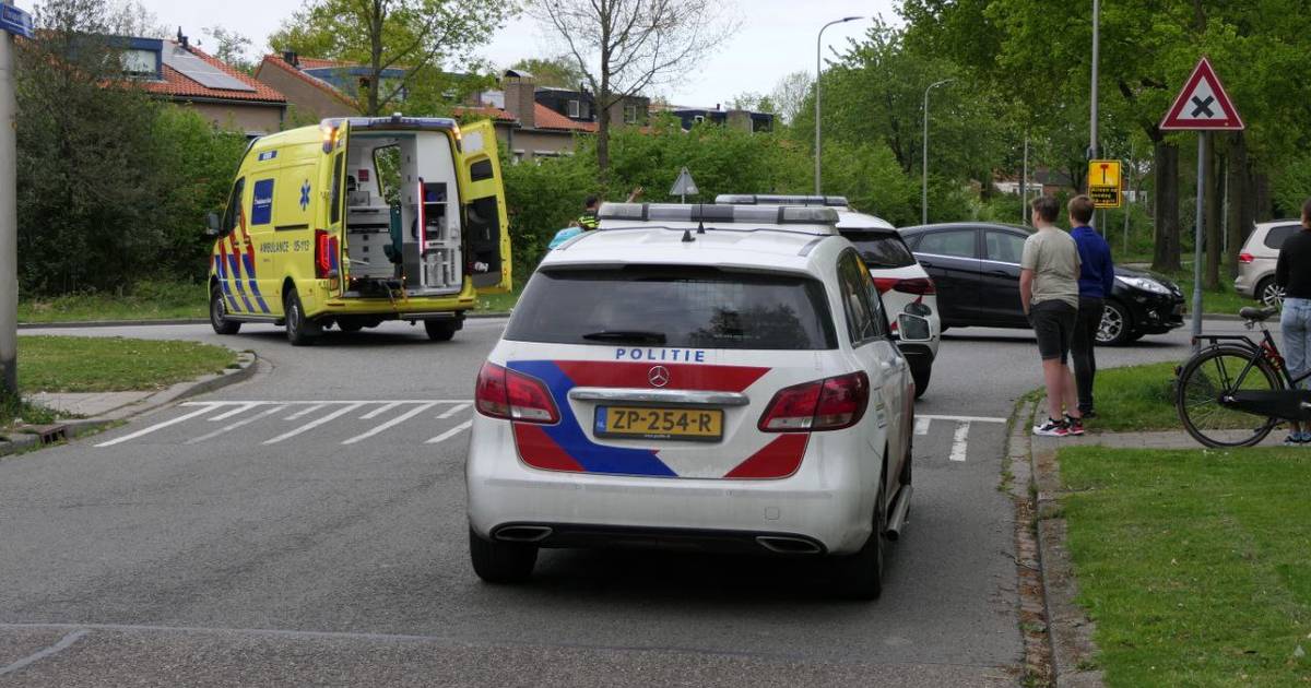 Fietsster raakt gewond in Enschede na aanrijding met auto.