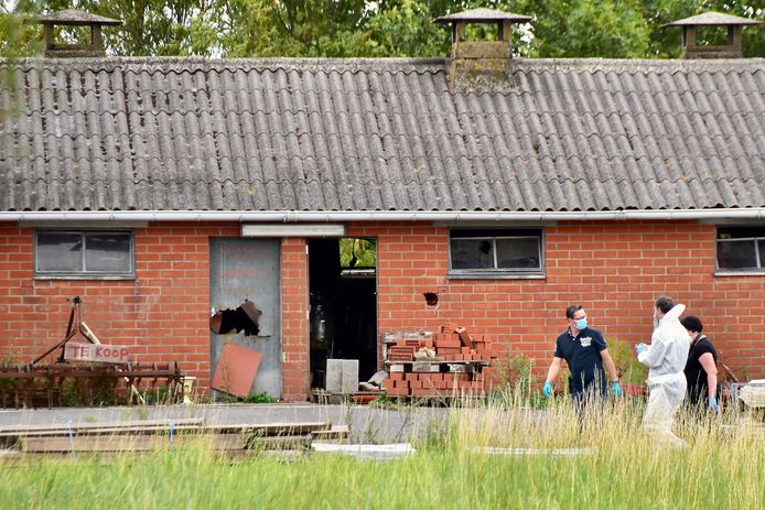 Het synthetisch drugslab was ondergebracht in een oude varkensstal op een hoeve langs de Heirweg in Lendelede.