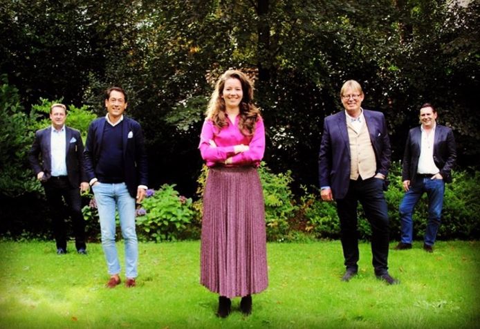 Vijf kandidaten van WIJ! Oisterwijk (vlnr Eric Knaapen, Kim Tjoa, lijsttrekker Stefanie Vulders, Toin Verhoeven en René Peek, lijstduwer Anton Vulders ontbreekt)