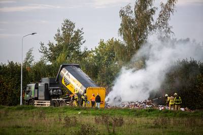Vuilniswagen dumpt brandende lading oudpapier midden op straat in Ulft