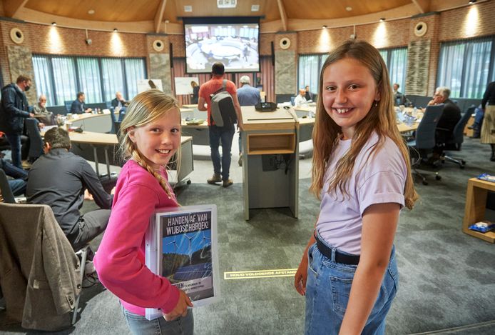 Do (links) en Julia in de raadzaal van Meierijstad in Sint Oedenrode.