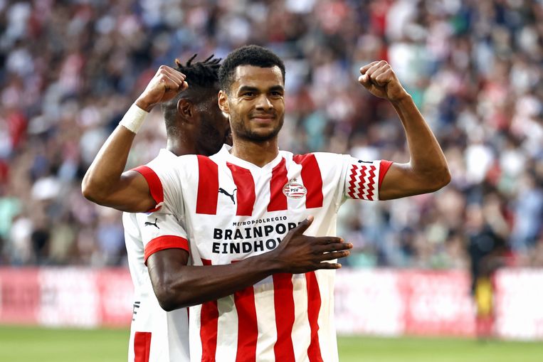 Cody Gakpo viert zijn verzilverde strafschop (2-0) tegen Volendam met de supporters van PSV. Beeld ANP