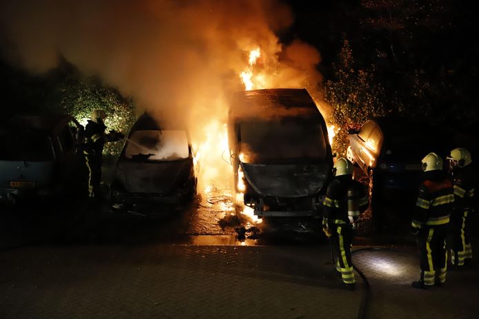 Een autobrand in Grave, in 2018.