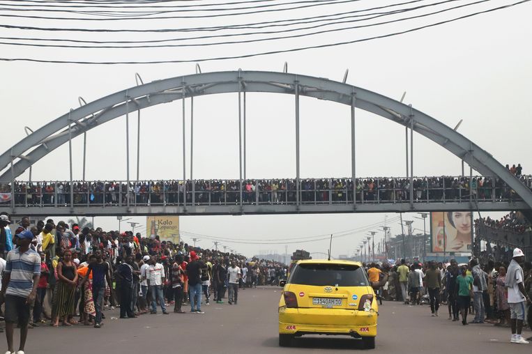 Sympathisanten verwelkomen Jean-Pierre Bemba langs de snelweg.  Beeld  REUTERS/Kenny Katombe