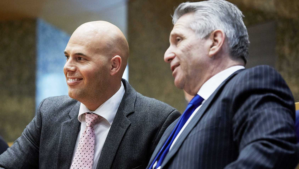 De voormalige PVV-Kamerleden Joram van Klaveren (L) en Louis Bontes zijn een nieuwe politieke partij begonnen. Die heet Voor Nederland (VNL). Beeld anp