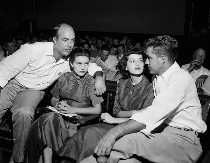 Een beeld uit de rechtszaal: (v.l.n.r.) J.W. Milam, zijn vrouw, Carolyn Bryant en Roy Bryant.