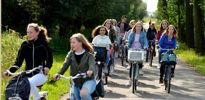 Moeders adviseren hun kinderen: ‘Fiets maar met zijn vieren naast elkaar’