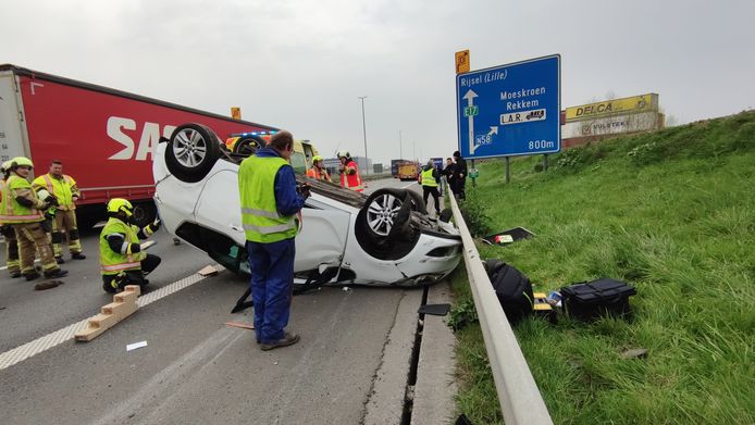 De auto belandde op het dak tegen de vangrail.