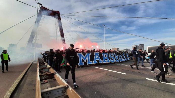 In een mars met veel politiebegeleiding liepen de Olympique-fans richting de Kuip.