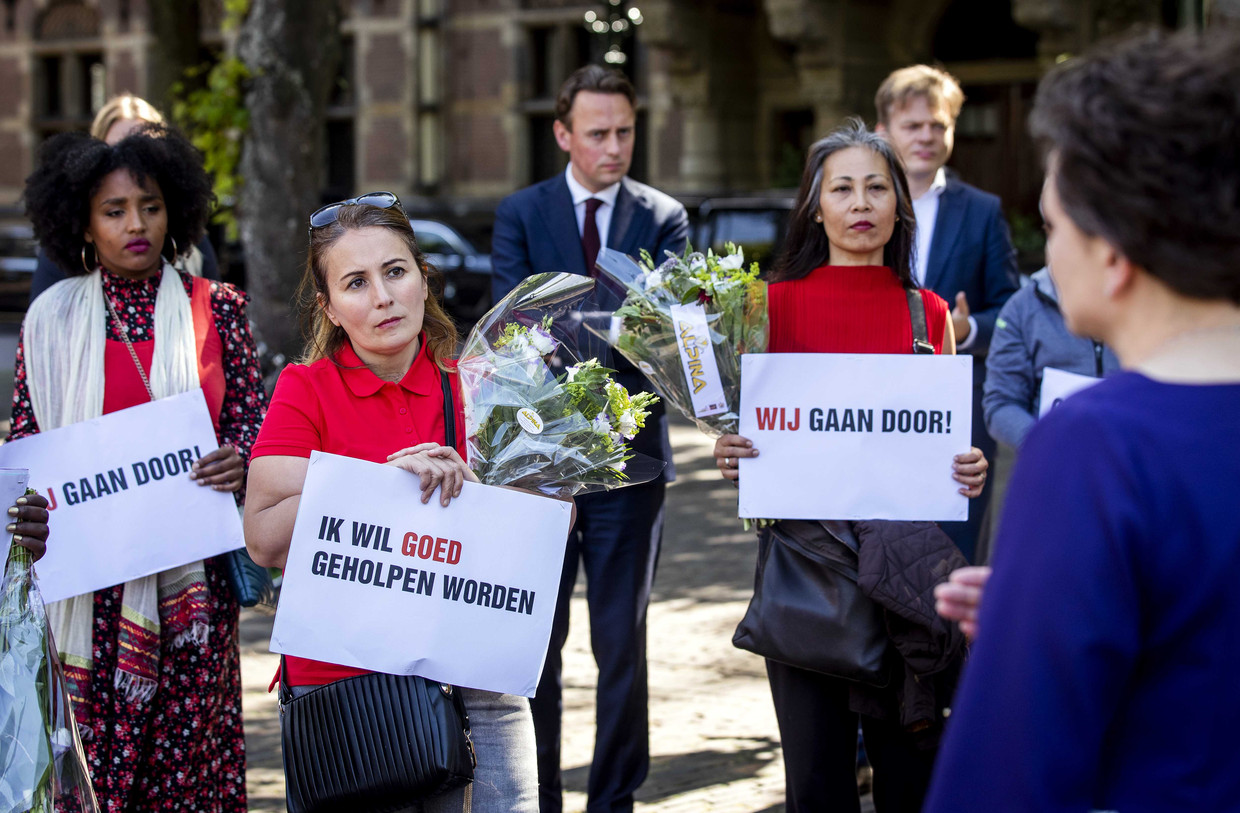 Staatssecretaris Alexandra van Huffelen van Financien in gesprek met gedupeerde ouders van de toeslagenaffaire, juni 2020. Beeld ANP