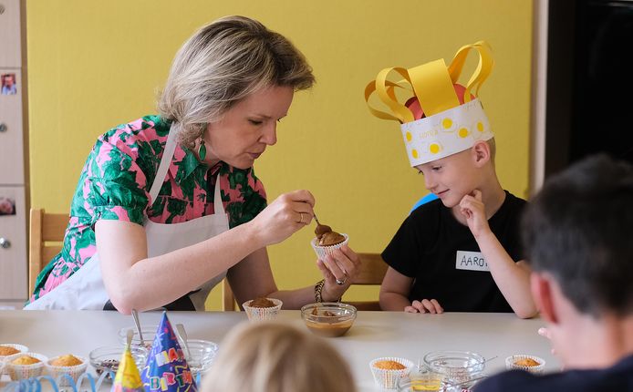 En of Mathilde cupcakes kan versieren. De jarige Aaron kijkt geamuseerd toe