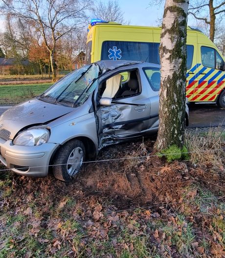 Auto raakt in de slip en belandt tegen boom in Hengelo, bestuurder gewond naar het ziekenhuis