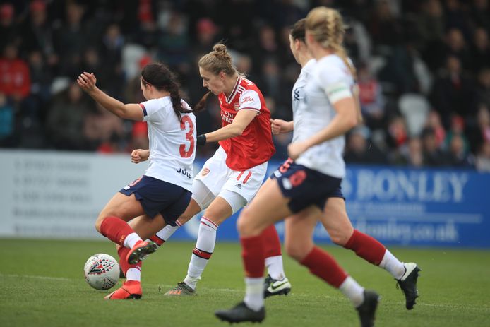 Vivianne Miedema haalt uit voor de winnende goal tegen Liverpool.
