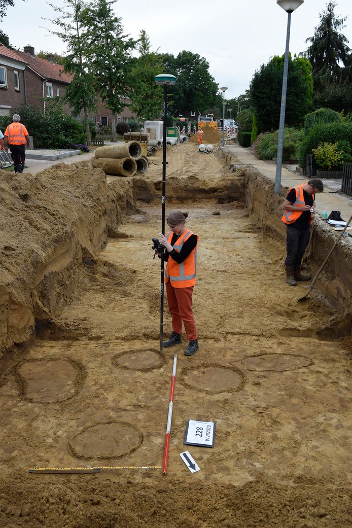 Archeologen van de gemeente Zutphen verrichten onderzoek in de Oranjelaan. In het zand zijn de verkleuringen van de 'paalkuilen' duidelijk zichtbaar.