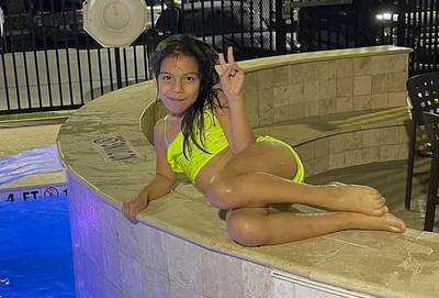 Meisje (8) sterft in zwembad “nadat ze onder water gezogen werd”, moeder eist miljoen dollar van Hilton-hotel