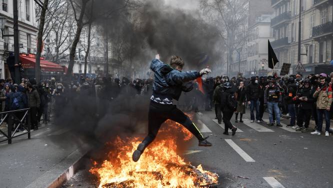 Réforme des retraites: affrontements entre la police et les manifestants à Paris