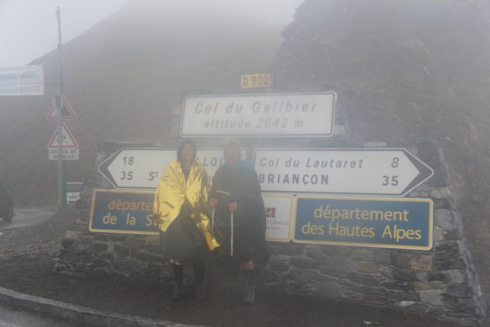 Team Altena kreeg op de Galibier te maken met barre weersomstandigheden.