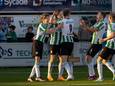 Yoran Popovic (tweede van links) scoort de 2-1 voor Genemuiden.