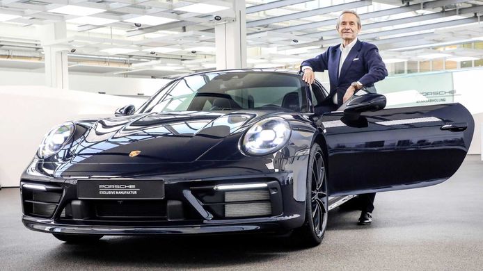 Jacky Ickx bij ‘zijn’ nieuwe Porsche 911.