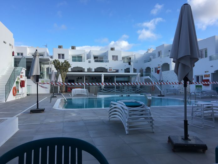 Het zwembad in het appartementencomplex in Lanzarote is afgezet.