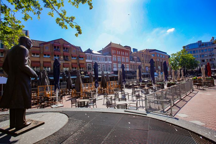 Hekken rond de terrassen op de markt in Eindhoven. Omstanders zeggen dat het wel een dierentuin lijkt.