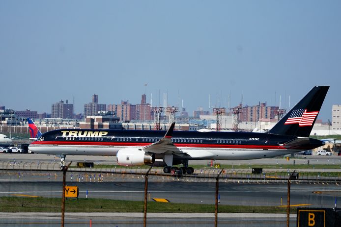 De voormalige Amerikaanse president Donald Trump is maandagnamiddag (plaatselijke tijd) geland op de luchthaven van La Guardia in New York.