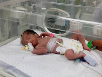 KIJK. Premature baby geboren in Gaza nadat moeder sterft door aanval in Gaza: “Ze had veilig in de buik van haar mama moeten zitten”