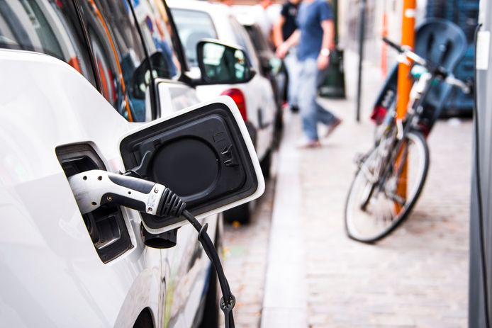 Elektrische auto’s en auto’s op waterstof stoten geen CO₂ uit bij het rijden. Maar bij de productie van de batterijen komt er heel wat CO₂ vrij.