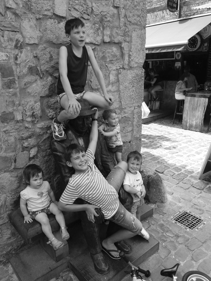 De laatste foto van de broertjes en zusjes in Durbuy. Wats Geirnaert is de grootste onderaan. Matte (10) zit bovenaan. De andere kindjes zijn Bloes (4), Lolo en Jeppe (2).