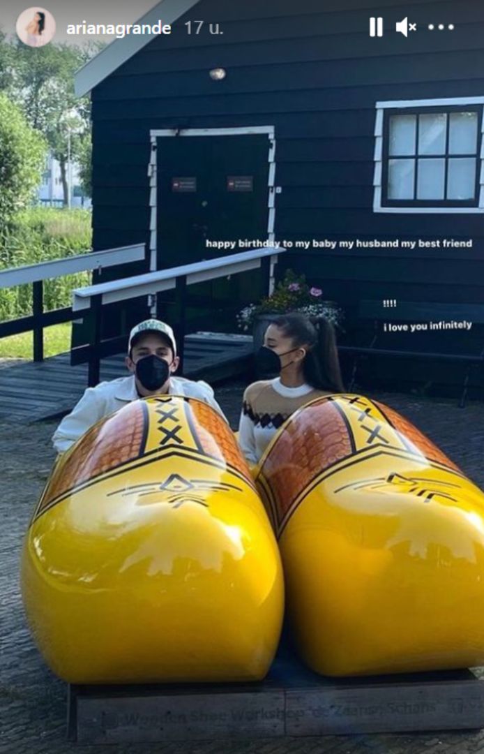 Ariana en Dalton in de klompen bij de Zaanse Schans.