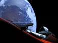 Webcam toont ongelofelijk uitzicht vanuit Tesla Roadster in ruimte