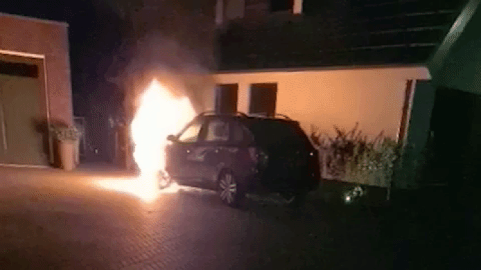 Aan de Libel in de wijk Klaarbeek in Epe ging op 19 augustus een auto in vlammen op.