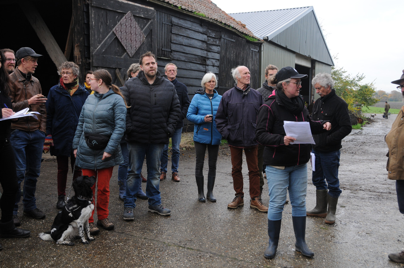 Belangstellenden nemen een kijkje op de boerderij aan de Ravensweg in Scharendijke waar straks de herenboerencoöperatie Enghebaert zich vestigt.