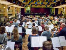 Harmonie UNA treedt op in de 100-jarige Unastraat in Valkenswaard 