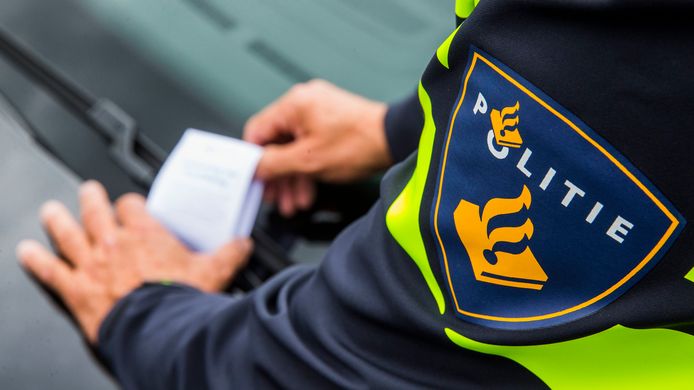 Een agent schrijft een bekeuring uit. Foto ter illustratie.