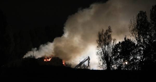 Brand bij Val BV smeulde nog uren na