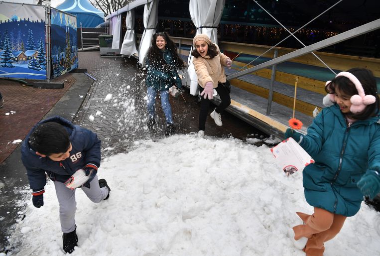Winterse pret bij de kunstijsbaan op het marktplein in Druten.  Beeld Marcel van den Bergh / de Volkskrant