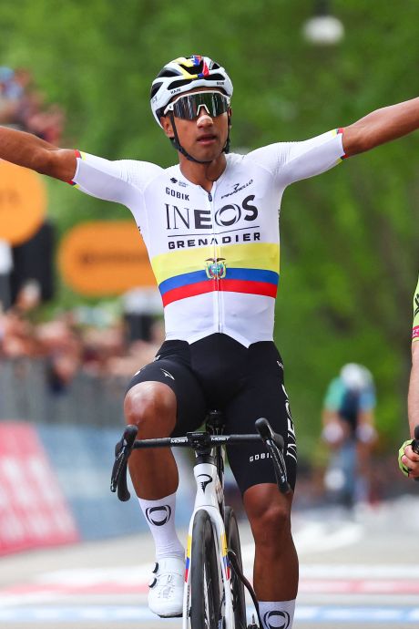 Jhonatan Narváez verrast topfavoriet Tadej Pogacar bij slagveld in eerste Giro-rit en pakt roze trui