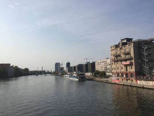 Eén van de kantoren op Zalando's Campus (tweede gebouw rechts) aan rivier de Spree in Berlijn