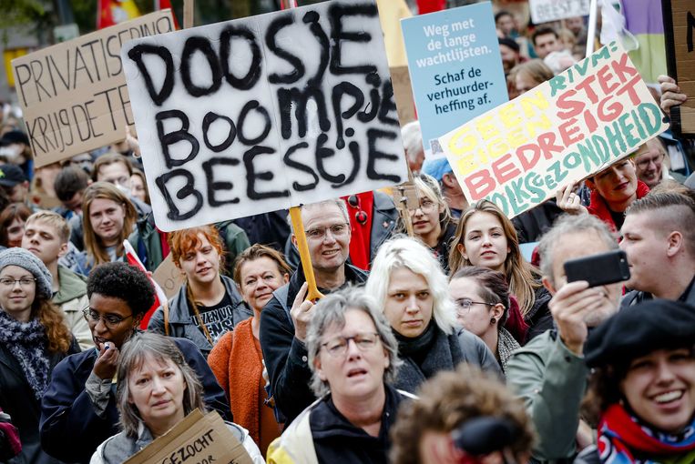 Actievoerders demonstreren in het Rotterdam tegen de aanpak van de wooncrisis door het demissionaire kabinet. Beeld ANP