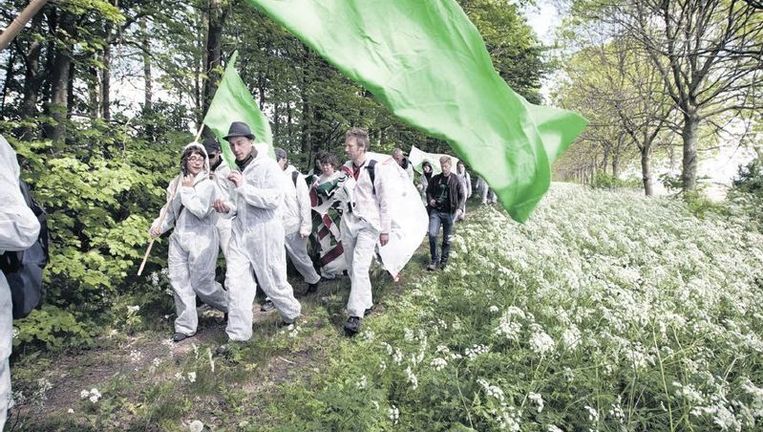 Genetisch gemodificeerde gewassen zijn vaak mikpunt van protest. Hier zijn betogers op weg naar een proefveld in Lelystad. Foto: Herman Engbers Beeld 