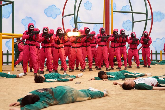 ‘Squid Game’ is een Zuid-Koreaanse thriller over een groep mensen die op leven en dood kinderspelletjes spelen.
