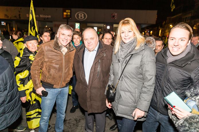 Forza Ninove-kopman Guy D'haeseleer (midden) poseert met Vlaams Belangers Filip De Winter en Anke Van dermeersch.
