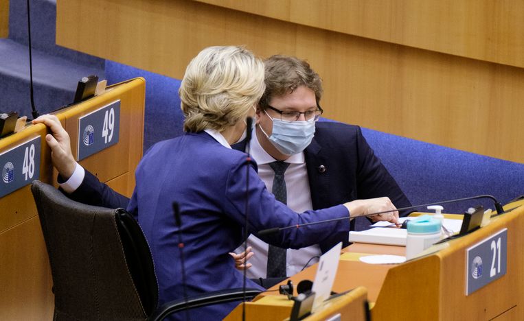 Björn Seibert (r) in gesprek met Europese Commissie-voorzitter Ursula von der Leyen, tijdens een zitting van het Europees Parlement. Beeld Getty Images