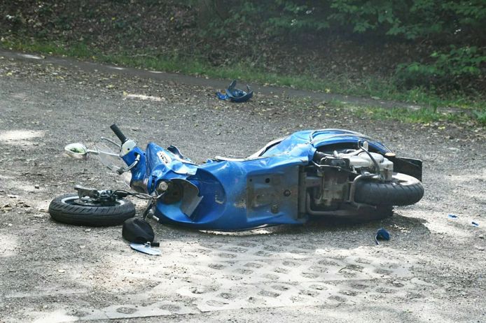 De scooter die bij het ongeluk betrokken raakte.