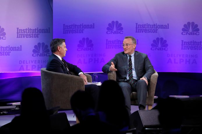 Howard Marks (rechts) tijdens een interview met CNBC in 2018