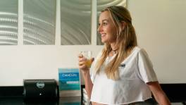 Claudia ontmoet de nieuwe vrijgezel van Ken: Laura