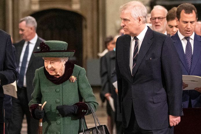 De Queen liep arm in arm met Andrew tijdens de herdenkingsdienst van prins Philip.